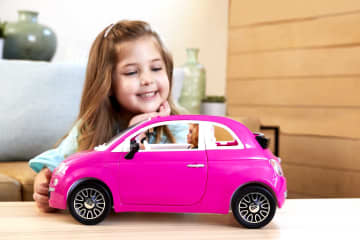 Barbie con su coche Fiat Muñeca rubia con vestido de moda y vehículo rosa de juguete - Image 3 of 6