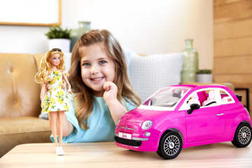 Barbie con su coche Fiat Muñeca rubia con vestido de moda y vehículo rosa de juguete - Imagen 2 de 6