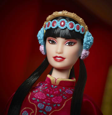 Muñeca Coleccionable Barbie Signature Del Año Nuevo Lunar Con Túnica Floral Roja Inspirada En La Ópera De Pekín - Imagen 3 de 6