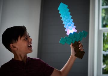 Juguetes De Minecraft, Espada De Diamante Encantada Para Juego De Imitación, Luces Y Sonidos - Image 2 of 6