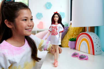 Barbie Fashionistas Bambola N. 214, Capelli Ondulati Neri Con Abito Twist 'N' Turn E Accessori, 65 Anniversario