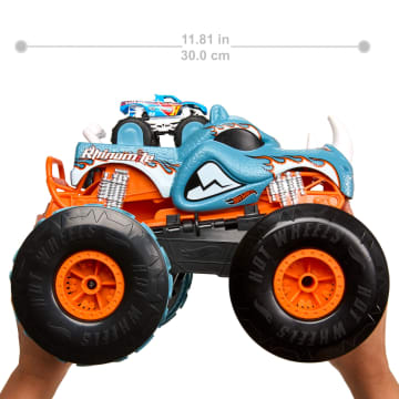 Hot Wheels Monster Trucks Hw Ferngesteuerter, Umbaubarer Rhinomite Im Maßstab 1:12 Mit Spielzeug-Truck Im Maßstab 1:64