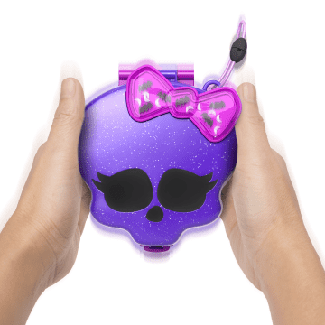 3 Mikro Bebek Ve 10 Aksesuar Bulunan, Açıldığında Liseye Dönüşen Polly Pocket Monster High Kompakt Oyun Seti