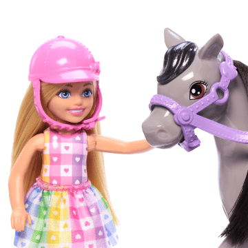 Barbie Chelsea Speelset Met Pop En Paard, Inclusief Helmaccessoire, Pop Maakt Kniebuigingen Om Pony Te 'Berijden' - Imagen 2 de 6