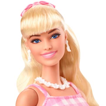 Συλλεκτική Κούκλα Barbie, Margot Robbie στον Ρόλο της Barbie, με Ροζ Καρό Φόρεμα - Image 3 of 7