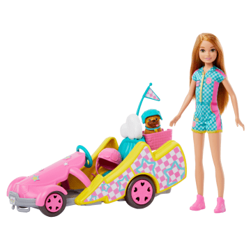 Barbie Stacie Racepop Met Go-Kart Speelgoedauto, Hond, Accessoires, En Stickervel