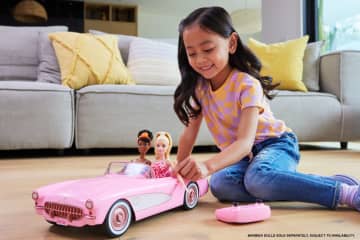 Hot Wheels Barbie Corvette, Corvette met afstandsbediening uit Barbie The Movie - Imagen 2 de 6