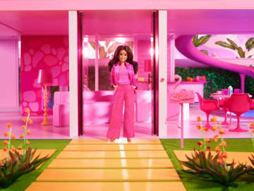 Barbie Signature The Movie, America Ferrera als Gloria Puppe zum Film im dreiteiligen Hosenanzug in Pink - Image 2 of 6