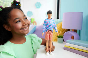Muñeco Ken Barbie Fashionistas N. 219 Con Cuerpo Delgado Y Conjunto Intercambiable