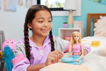 Κούκλα Barbie Αμέτρητες Κινήσεις, Ξανθιά Με Αποσπώμενο Αθλητικό Μπλουζάκι Και Κολάν, 22 Ευλύγιστα Σημεία - Image 2 of 7