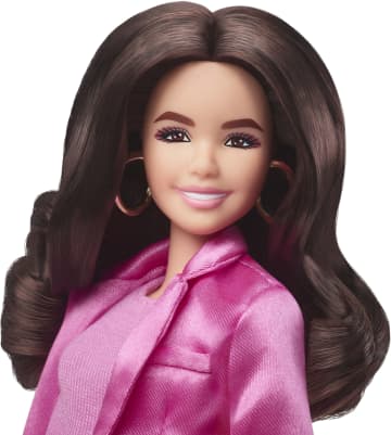 Barbie The Movie - Gloria, bambola da collezione con completo rosa a tre pezzi - Image 3 of 6