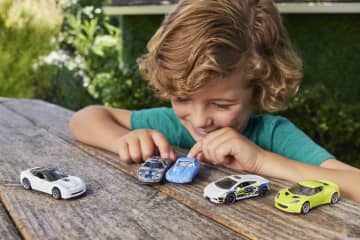 Confezione da 5 veicoli Matchbox in scala 1:64, 5 repliche giocattolo da collezione di auto reali - Image 3 of 7