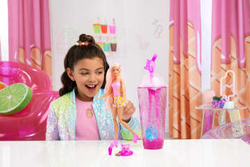 Barbie Pop Reveal Fruit Serie Erdbeerlimonade Puppe, 8 Überraschungen, Inklusive Haustier, Schleim, Duft Und Farbwechsel