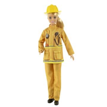 Кукла Barbie в пожарной форме с тематическими аксессуарами