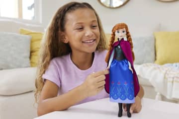Disney Die Eiskönigin Spielzeug, Anna-Modepuppe mit Accessoires - Bild 2 von 6