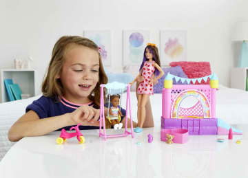 Barbie Skipper Niñera con castillo inflable