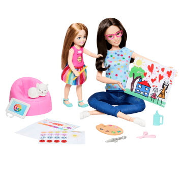 Barbie & Chelsea Δασκάλα Καλλιτεχνικών Με 2 Κούκλες, Κατοικίδιο & Αξεσουάρ, Μπλουζάκι Με Περιστρεφόμενη Φατσούλα - Image 1 of 6