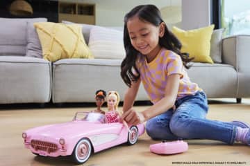 Hot Wheels Barbie Corvette RC, Corvette radiocomandata ispirata al film Barbie - Image 2 of 6