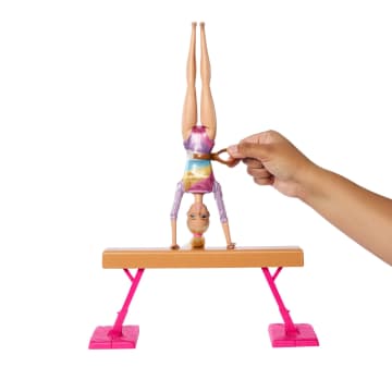 Barbie Jimnastik Oyun Seti; Giysili Sarışın Bebek, Denge Aleti, 10'Dan Fazla Aksesuar Ve Çevirme Klipsi