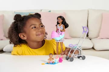 Barbie Speelsets met oppas Skipper-pop, babypop, meubeltjes en accessoires die passen bij het thema - Imagen 2 de 6