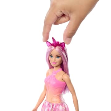 Barbie Eenhoornpop Met Roze Haar, Kleurrijke Outfit En Eenhoornaccessoires - Imagen 2 de 6