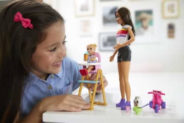 Barbie® Bebek Bakıcısı Bebeği ve Aksesuarları Oyun Setleri, Mama Sandalyeli