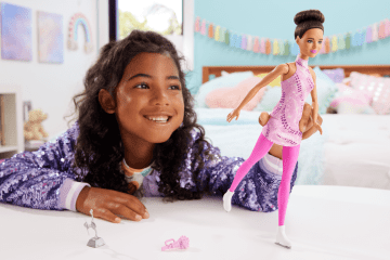Barbie Career Pattinatrice Con Accessori, Bambola Castana Con Outfit Da Pattinatrice E Trofeo Rimovibili