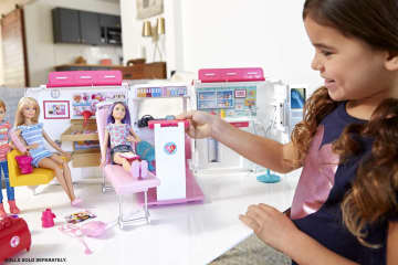 Barbie Mobiele Dokterspost Speelset - Image 2 of 6