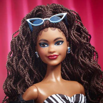 Barbie Signature 65e verjaardagsexemplaar Pop voor verzamelaars, met bruin haar en zwart-witte avondjapon
