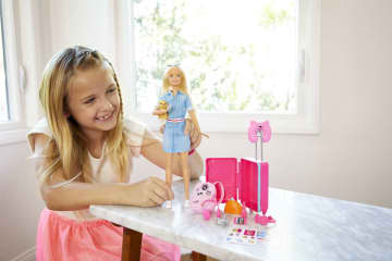 Barbie® Seyahatte Bebeği ve Aksesuarları