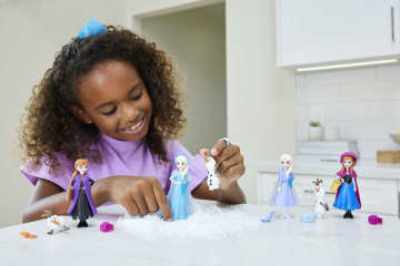 Disney Frozen Sneeuw Color Reveal pop met 6 verrassingen, waaronder een figuur uit Frozen, geïnspireerd op Disney films - Imagen 2 de 6