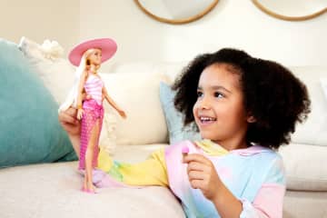 Barbie bionda con costume da bagno e accessori da spiaggia