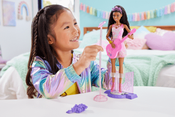 Barbie Carriere 65 Anniversario Bambola Pop Star E 10 Accessori Tra Cui Palco Con Funzionalità Di Movimento