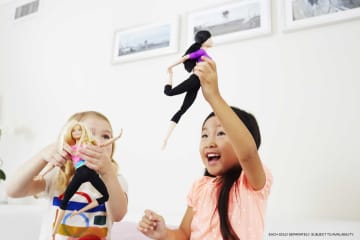 Barbie® Sonsuz Hareket Bebeği, Kumral - Siyah Taytlı, Mavi Üstlü