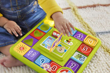 Fisher-Price Fantasiebordspel met muziek voor baby's, Leerplezier Puppy Spelletjesbord, meertalige versie - Imagen 6 de 6