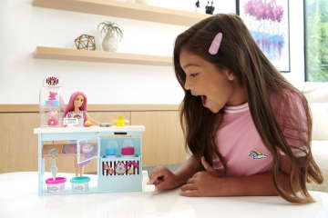 Barbie y su Pastelería Muñeca pelo fantasía con tienda