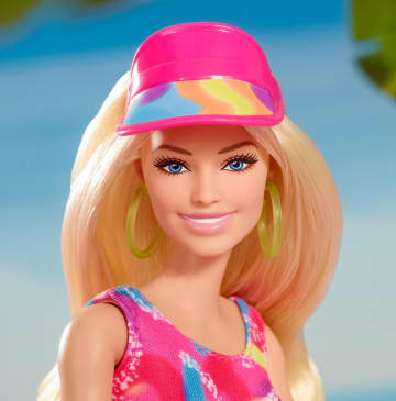 Barbie La Película Margot Robbie Como Barbie Muñeca De La Película Coleccionable, Patinadora Con Mallas, Pantalones Cortos De Ciclista Y Patines En Línea - Imagen 3 de 6