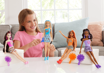 Barbie Color Reveal Gökkuşağı Temalı Seri; Üstündeki Giysisi Renk Değiştiren Bebek Ve 6 Sürpriz Aksesuar