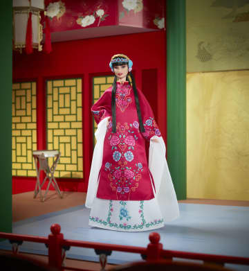 Muñeca Coleccionable Barbie Signature Del Año Nuevo Lunar Con Túnica Floral Roja Inspirada En La Ópera De Pekín - Imagen 2 de 6