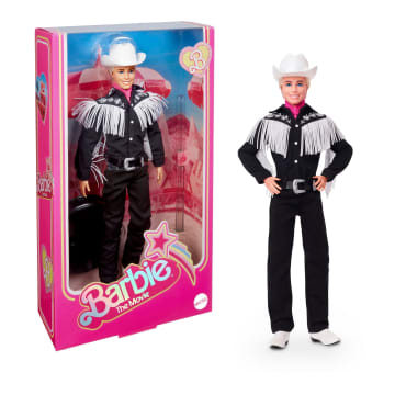 Die Ken-Sammlerpuppe Aus Dem Barbie-Spielfilm Trägt Ein Schwarzes Outfit Mit Weißen Fransen, Cowboyhut Und Stiefeln Zusammen Mit Einem Pinken Bandana - Bild 1 von 6