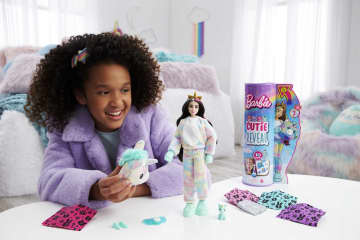 Barbie Cutie Reveal pop uit de Fantasie-serie met zacht eenhoornkostuum