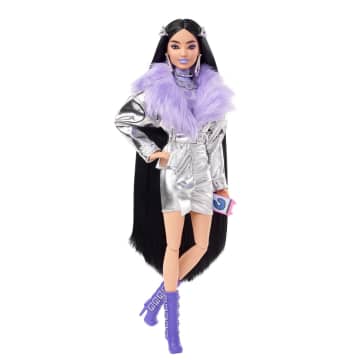 Barbie® Extra Lalka Srebrzysty strój i różowe boa/Czarne włosy