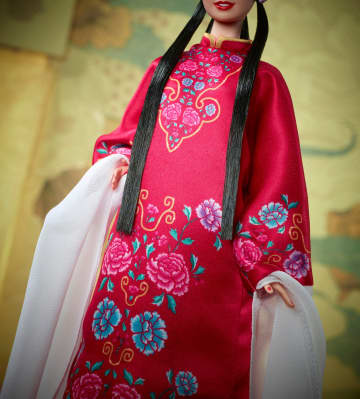 Muñeca Coleccionable Barbie Signature Del Año Nuevo Lunar Con Túnica Floral Roja Inspirada En La Ópera De Pekín - Imagen 4 de 6
