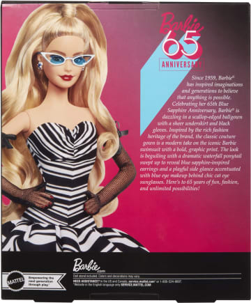 Siyah ve beyaz elbise giyen, sarı saçlı koleksiyona uygun Barbie Signature 65. Yıl Dönümü Bebeği