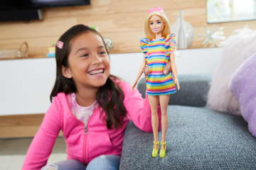 Barbie-Puppe mit Zahnspange und Regenbogenkleid, Barbie Fashionistas - Bild 2 von 6