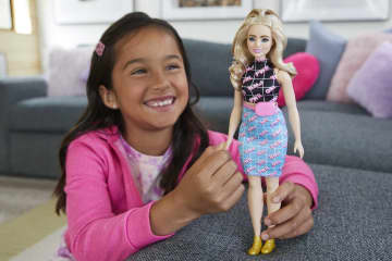 Barbie-Puppe, Kurvige Blondine im Girl-Power-Outfit, Barbie Fashionistas - Image 2 of 7