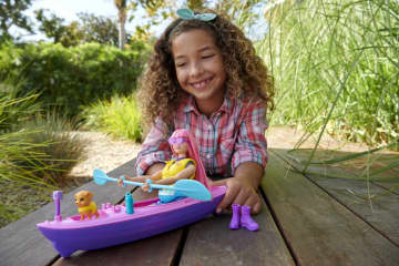 Barbie® Kemping Daisy Lalka + kajak Zestaw - Image 2 of 6
