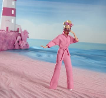 Barbie Margot Robbie, Bambola Del Film Barbie Da Collezione Con Tuta Pink Power, Occhiali Da Sole E Fascia Per Capelli - Image 5 of 6