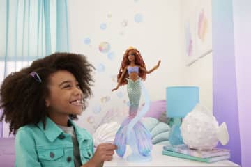 Disney De Kleine Zeemeermin, Luxe Zeemeerminpop Ariël, met haarkralen en poppenstandaard