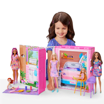 Barbie Vakantiehuis Met Barbie Pop, 4 Speelplekken En 11 Accessoires